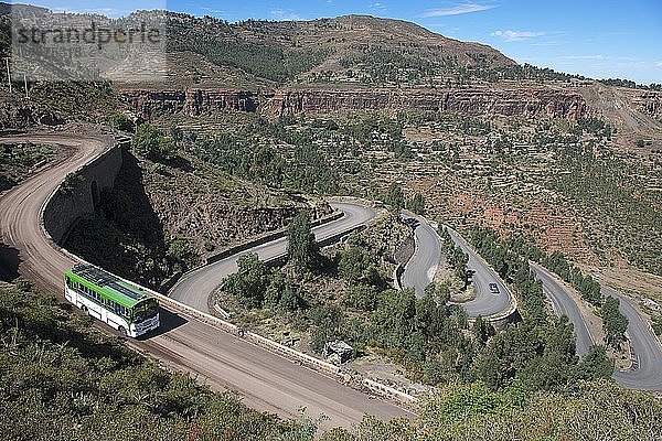 Bus fährt auf der Passstraße bei Wukro  Region Gheralta  Tigray  Äthiopien  Afrika