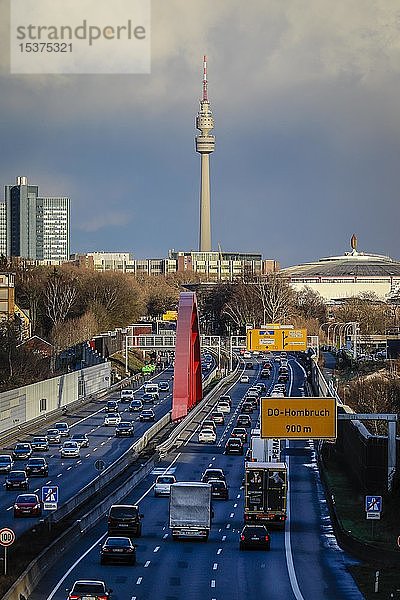 Stadtansicht mit Autobahn A40  Florianturm und Messehalle  Dortmund  Ruhrgebiet  Nordrhein-Westfalen  Deutschland  Europa