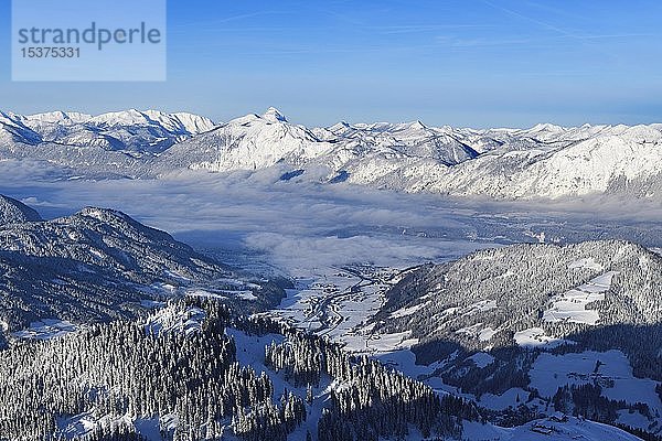 Blick von der Hohen Salve auf Wörgl und das Inntal  Hopfgarten  Tirol  Österreich  Europa