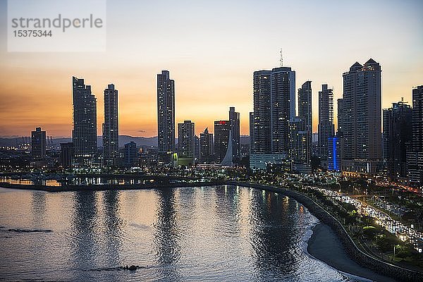Skyline in der Abenddämmerung  Panama-Stadt  Panama  Mittelamerika