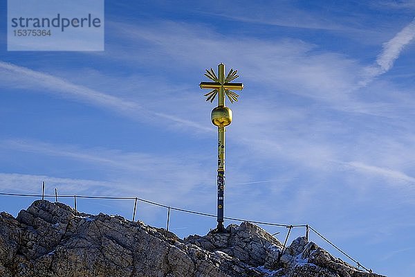 Gipfel mit Zugspitz-Gipfelkreuz  Garmisch-Partenkirchen  Werdenfelser Land  Oberbayern  Bayern  Deutschland  Europa