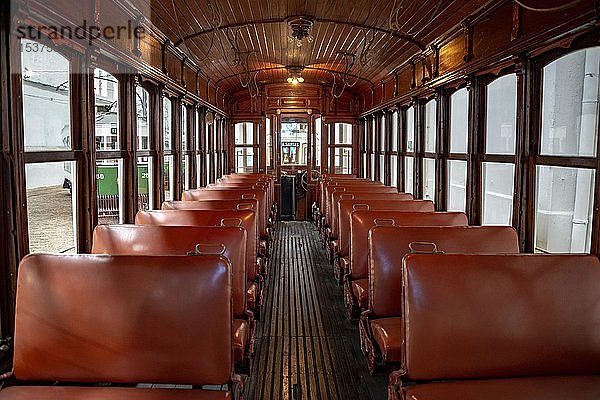 Innenansicht einer historischen Straßenbahn  Straßenbahnmuseum  Museu do Carro Electrico da Cidade do Porto  Porto  Portugal  Europa