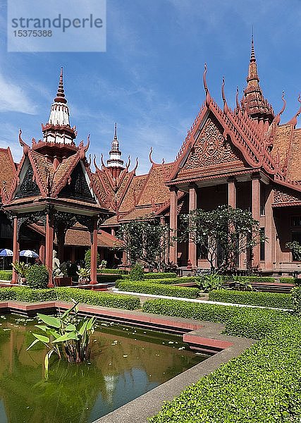 Nationalmuseum  Innenhof mit Teich  Khmer-Stil  Phnom Penh  Kambodscha  Asien