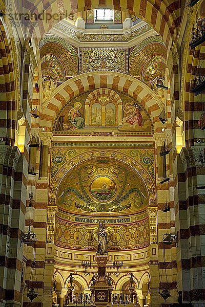 Alarmsaal mit Marienstatue  Basilika Notre-Dame de la Garde oder La Bonne Mere  Marseille  Provence-Alpes-Côte d'Azur  Frankreich  Europa