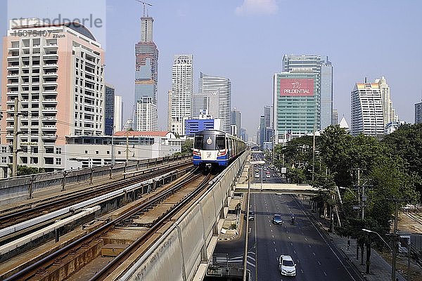 BTS Skytrain  Bangkok Mass Transit System  S-Bahn zwischen Wolkenkratzern  Bangkok  Thailand  Asien