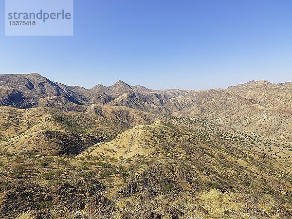 Ein Blick vom Van Zyl's Pass  karge Berglandschaft  Kaokoveld  Namibia  Afrika