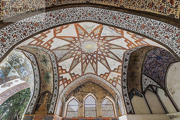 Kushak-Pavillon  Detail der Decke  Fin Garden  Kashan  Provinz Isfahan  Iran  Asien