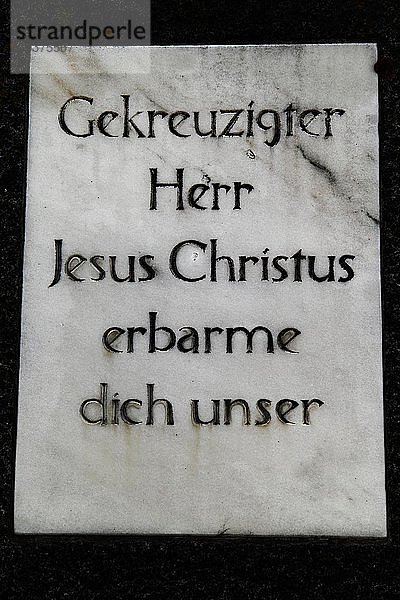 Inschrift auf dem Sockel eines Wegkreuzes  Landkreis Biberach  Oberschwaben  bei Oberstadion  Baden-Württemberg  Deutschland  Europa