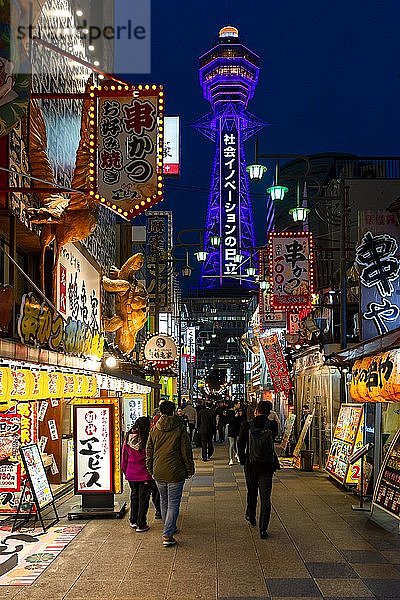 Viele bunte Leuchtreklamen in einer Fußgängerzone mit Geschäften und Restaurants  Einkaufszentrum  hinter Tsutenkaku-Turm  Nachtszene  Shinsekai  Osaka  Japan  Asien