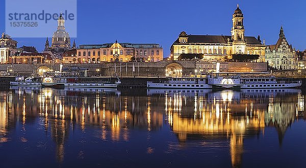 Blick über die Elbe auf die Kunstakademie  Frauenkirche und Ständehaus  Abenddämmerung  Dresden  Sachsen  Deutschland  Europa