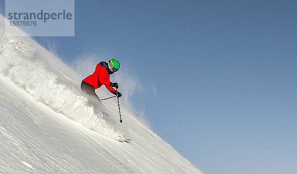 Skifahrerin auf der Skipiste am Steilhang  SkiWelt Wilder Kaiser  Brixen im Thale  Tirol  Österreich  Europa