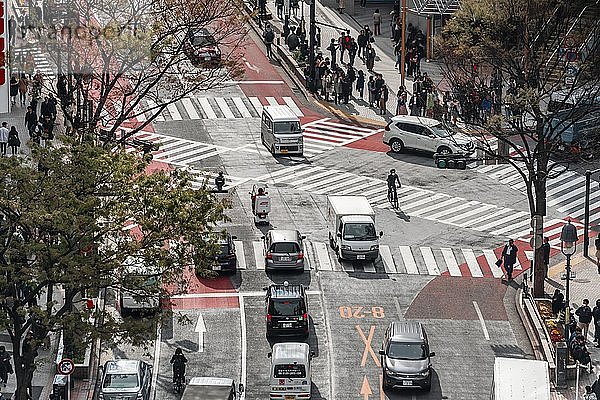 Kreuzung von oben  Autoverkehr am Zebrastreifen an der Kreuzung  Bunkamura-Dori  Shibuya  Udagawacho  Tokio  Japan  Asien