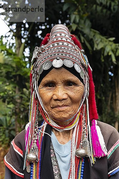 Akha-Frau mit Silberschmuck und Kopfschmuck  Porträt  Bergstämme  Bergvolk  Provinz Chiang Rai  Nordthailand  Thailand  Asien