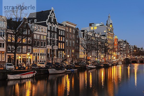 Abendstimmung  Gracht mit Brücke  Gracht mit historischen Häusern  Amsterdam  Nordholland  Niederlande