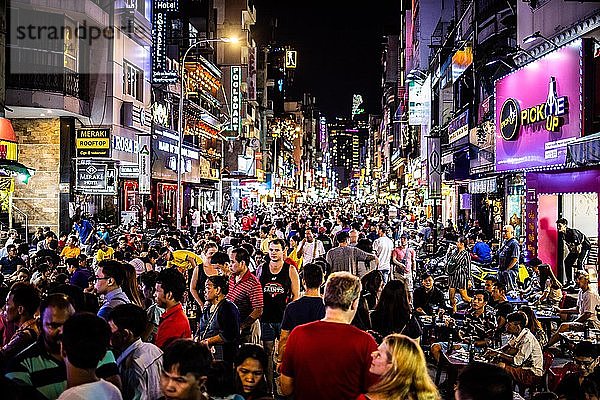 Menschenmenge  Nachtleben in der Gegend von Pham Ngu Lao oder Pho Tay  Ho Chi Minh Stadt oder Saigon  Vietnam  Asien