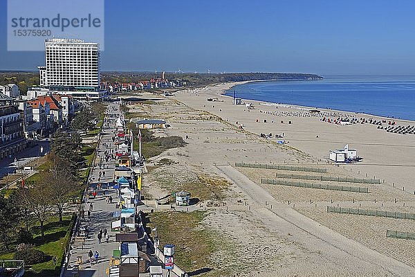 Hotel Neptun mit Strandpromenade  Warnemünde  Ostseeküste  Mecklenburg Vorpommern  Deutschland  Europa