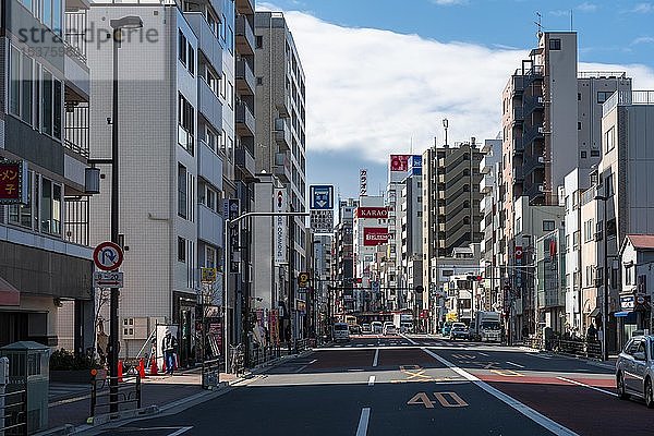 Straße mit Wolkenkratzern  Asakusa  Tokio  Japan  Asien