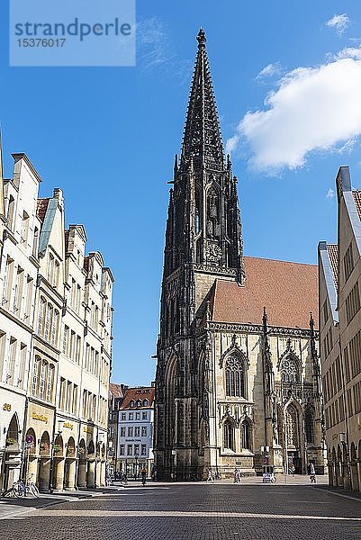St. Lamberti Kirche  historische Giebelhäuser  Prinzipalmarkt  Münster  Münsterland  Nordrhein-Westfalen  Deutschland  Europa