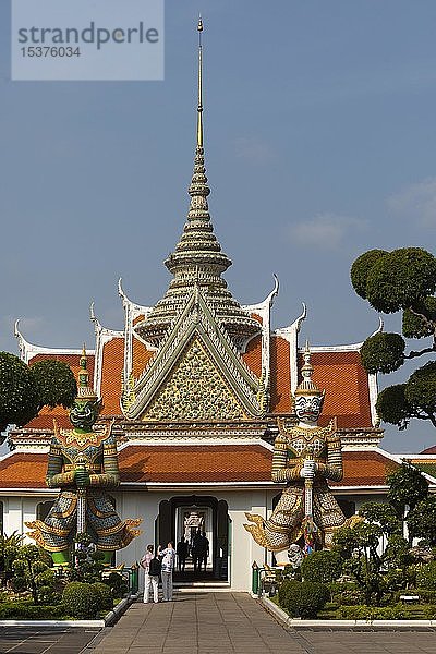 Touristen vor den riesigen Wächterstatuen der Ordinationshalle des Wat Arun  Yak  Tempel der Morgenröte  Bangkok Yai District  Thonburi  Bangkok  Thailand  Asien