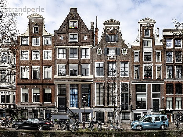 Historische Häuserzeile an einer Gracht  Amsterdam  Nordholland  Niederlande