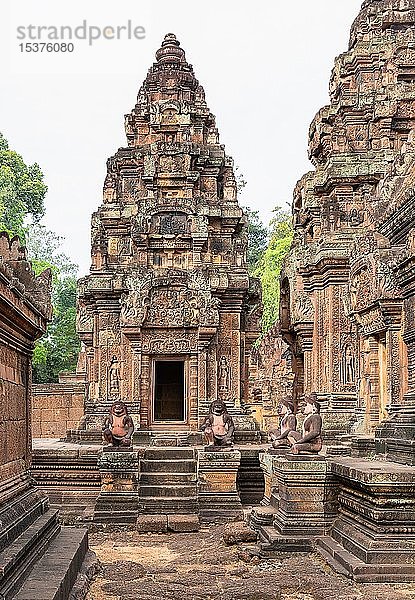 Pancharam-Türme mit Wächterfiguren im Banteay-Srei-Tempel  Archäologischer Park von Angkor  Siem Reap  Kambodscha  Asien