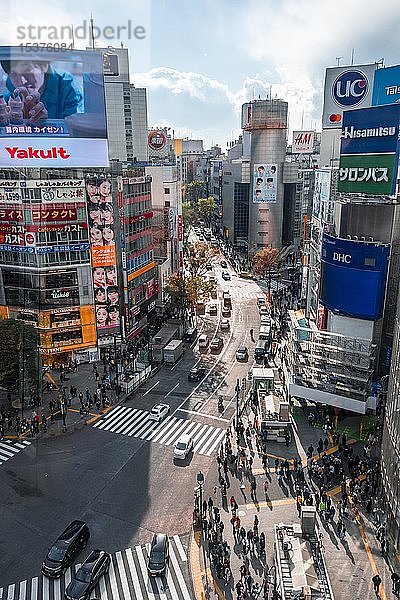 Menschenmenge bei Zebrastreifen und Verkehr  von oben  Shibuya-Kreuzung  Udagawacho  Shibuya  Tokio  Japan  Asien