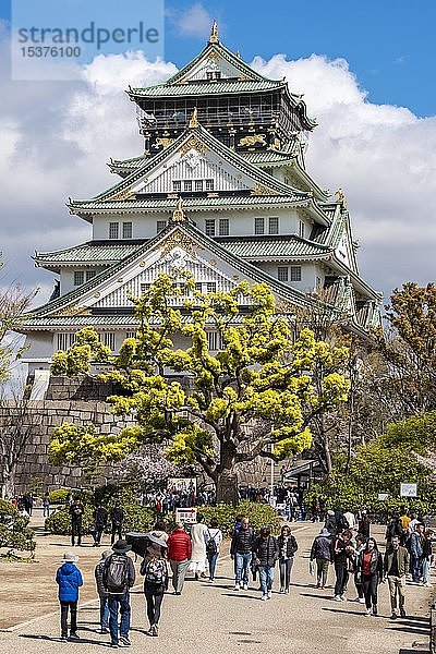 Touristen vor der Burg von Osaka  Burgpark von Osaka  Ch??-ku  Osaka  Japan  Asien