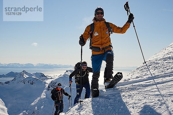 Skitourengeher beim Aufstieg zum Rundfjellet  hinter dem Norwegischen Meer  Svolvaer  Austvågøy  Lofoten  Norwegen  Europa