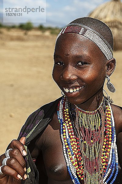 Lachende junge Frau mit Halskette  vom Stamm der Erbore  Turmi  Unteres Omo-Tal  Region Omo  Südäthiopien  Äthiopien  Afrika