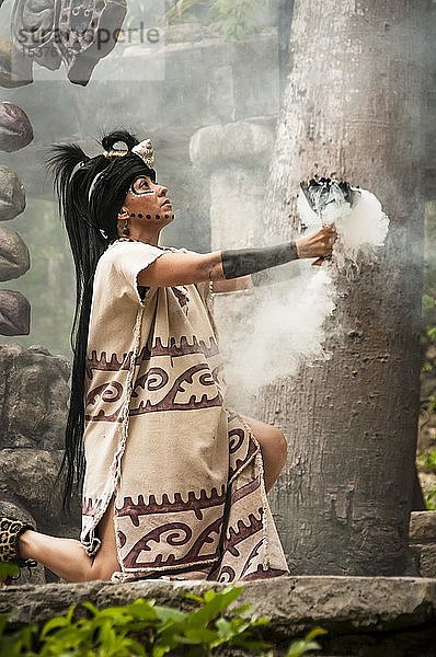 Maya-Frau bei der Aufführung der Maya-Kultur-Show Los Rostros de Ek chuah im Xcaret-Park  Riviera Maya  Mexiko  Mittelamerika