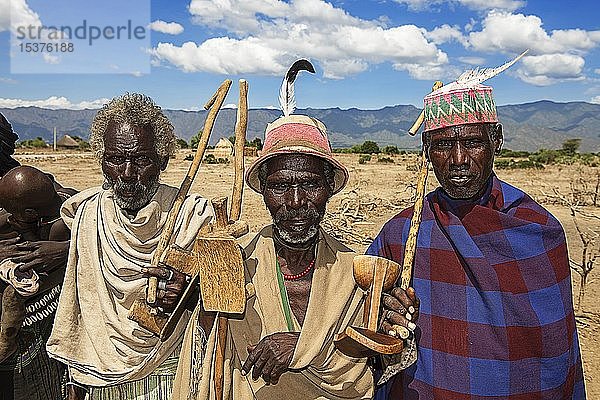 Männer vom Stamm der Erbore mit Hüten und Stöcken  Turmi  Unteres Omo-Tal  Region Omo  Südäthiopien  Äthiopien  Afrika