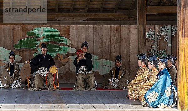 Traditionelles japanisches Theater  N? Aufführung am Itsukushima-Schrein  N?gaku N? Theater  Insel Miyajima  Bucht von Hiroshima  Japan  Asien