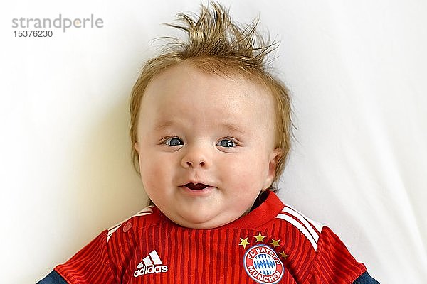 Baby  3 Monate  im Trikot des FC Bayern München  Portrait  Baden-Württemberg  Deutschland  Europa
