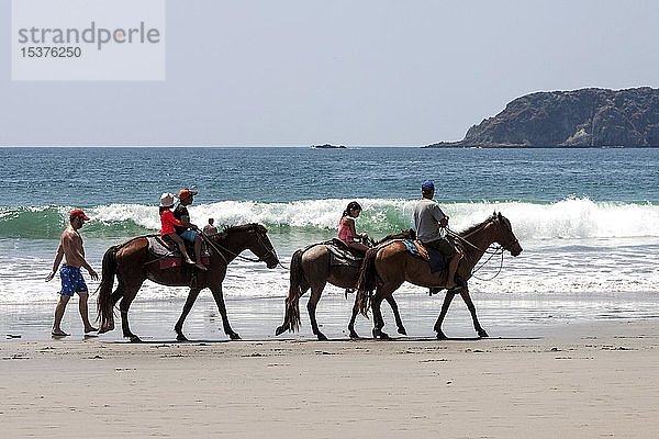 Reiter auf dem Pferderücken am Strand Playa Espadilla  Nationalpark Manuel Antonio  Provinz Puntarenas  Costa Rica  Mittelamerika