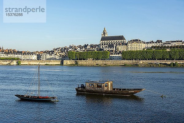 Blick auf die Loire mit ihren traditionellen Booten  Blois  Departement Loire-et-Cher  Centre-Val de Loire  Frankreich  Europa