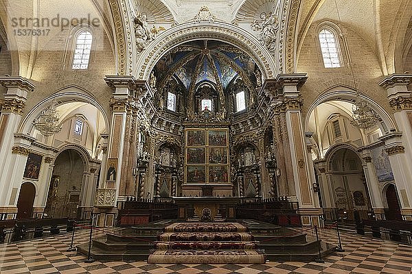 Kirchenschiff und barocker Hauptaltar  Kathedrale von Valencia  Valencia  Spanien  Europa