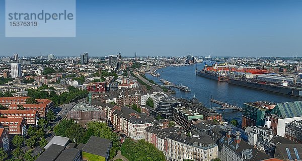 Blick über Altona  St. Pauli Piers und Hafen  Hamburg  Deutschland  Europa