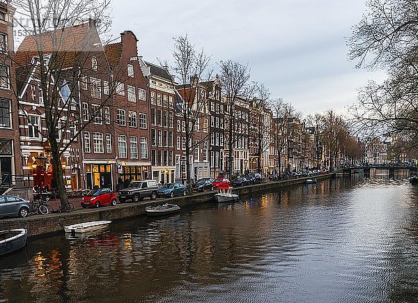Historische Häuserzeile an einer Gracht in der Abenddämmerung  Amsterdam  Nordholland  Niederlande