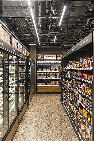Lebensmittelregale im kassenlosen Supermarkt  Amazon Go Store  amerikanische automatisierte Supermarktkette  Seattle  Washington  USA  Nordamerika