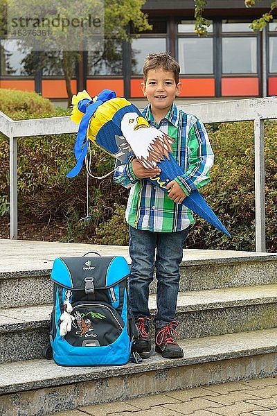 Junge  6 Jahre  erster Schultag mit Schultasche und Schultüte  Deutschland  Europa