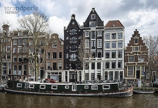 Gracht mit Hausboot und historischen Häusern  Amsterdam  Nordholland  Holland  Niederlande