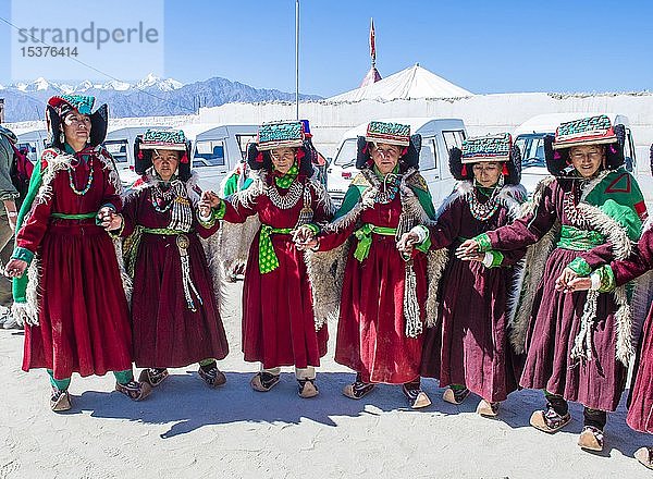 Ladakh-Leute mit traditionellen Trachten tanzen  Ladakh Festival  Leh  Ladakh  Jammu und Kaschmir  Indien  Asien