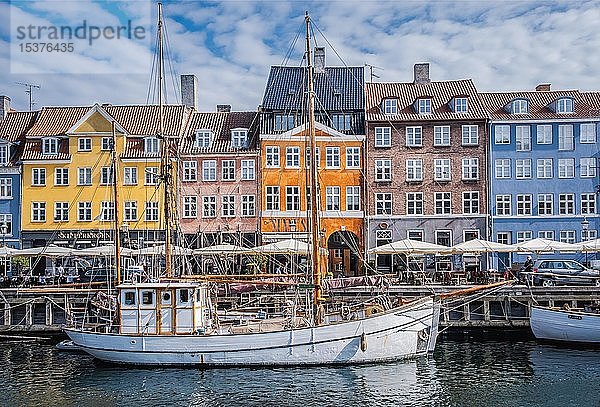 Segelboote auf dem Kanal vor bunten Fassaden  Nyhavn  Kopenhagen  Dänemark  Europa