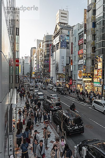 Eine belebte Straße mit vielen Einkaufszentren und Geschäften  Shibuya  Udagawacho  Tokio  Japan  Asien