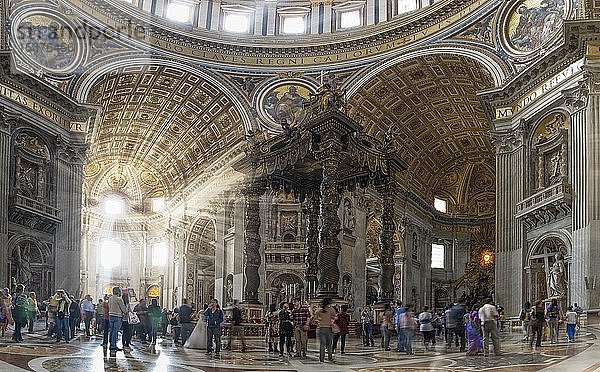 Petersdom mit Lichteinfall  Innenraum  Rom  Latium  Italien  Europa
