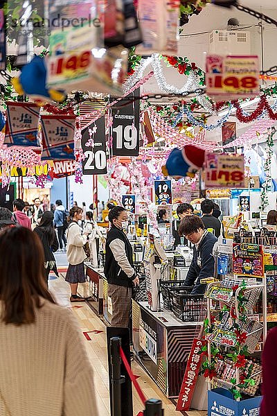 Menschen kaufen Eier  dekoriertes Geschäft für Hanami Fest  Innenaufnahme  Einkaufszentrum Mega Don Quijote-Shibuya  Shibuya  Udagawacho  Tokio  Japan  Asien