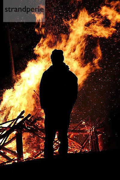 Silhouette eines Mannes vor einem Lagerfeuer  Hagenbuch  Landkreis Biberach  Oberschwaben  Deutschland  Europa