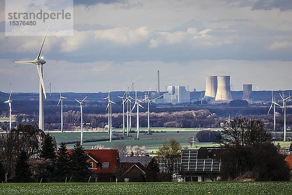 Solardächer und Windräder vor dem Kohlekraftwerk RWE Kraftwerk Westfalen  Ense  Nordrhein-Westfalen  Deutschland  Europa