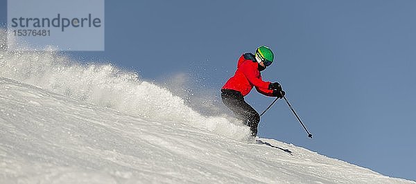Skifahrerin auf der Skipiste  SkiWelt Wilder Kaiser  Brixen im Thale  Tirol  Österreich  Europa
