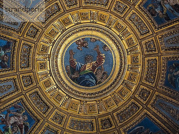 Kunstvolle Kuppel mit Mosaik  Gott als Schöpfer  Schöpfungsgeschichte  Cappella Chigi  1507-1515 von Raphael  Santa Maria del Popolo  Rom  Latium  Italien  Europa